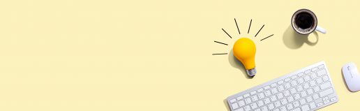 Förderberatung, copyright: istock470680151, Autor: Tierny Schreibtisch mit Tastatur, Kaffee und leuchtender Glühbirne
